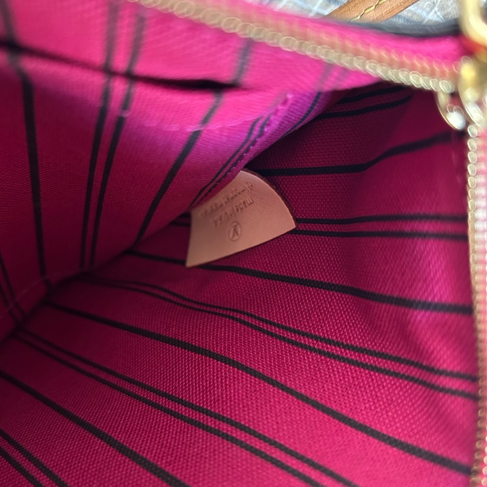Louis Vuitton Monogram Clutch with Pink Accent - Picture 4 of 5
